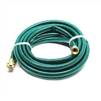 Зелено PVC дърво извън маркуча